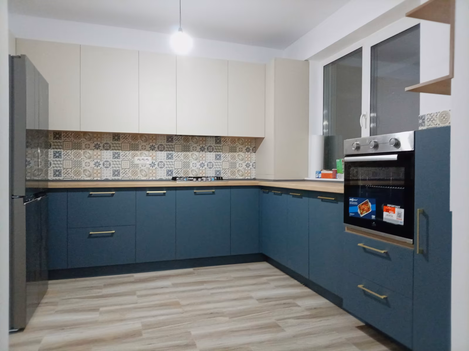 Bucătărie la comandă în București, fronturi albastre MDF ultramat, blat de lemn și faianță cu model