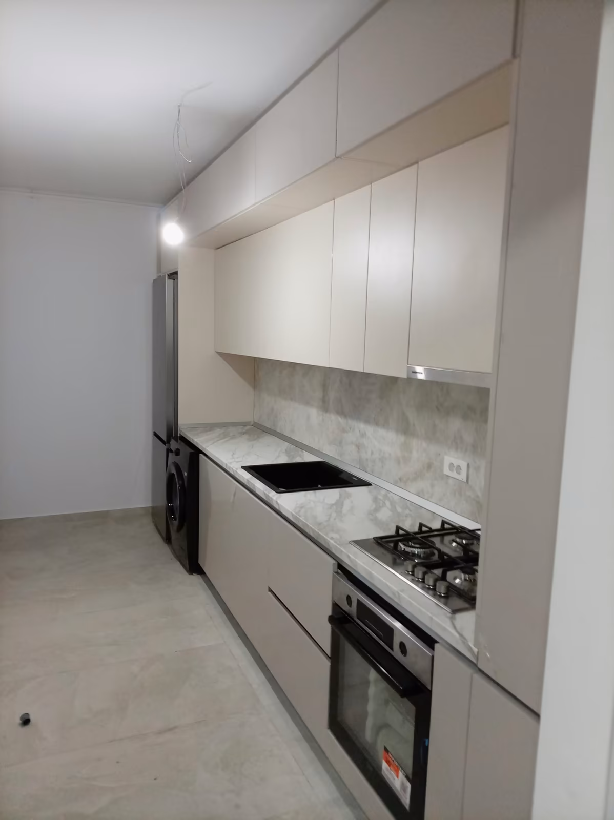 Bucătărie la comandă în București, fronturi MDF ultramat crem și blat cu aspect de marmură