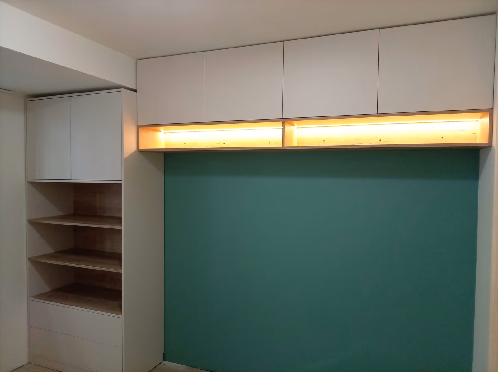 Mobilier de dormitor pentru copii la comandă în București, corpuri albe din PAL cu rafturi de lemn și bandă LED deasupra patului